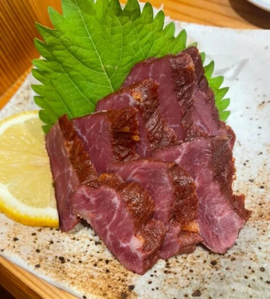 熊本市の馬肉料理居酒屋でディナー｜今夜の主役は『馬肉燻製』